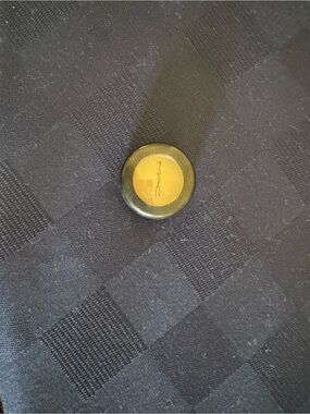 MAC Omega Single Eyeshadow Compact - Metallic Gold